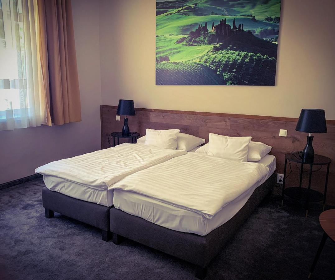 Garda Hotel Szombathely Esterno foto